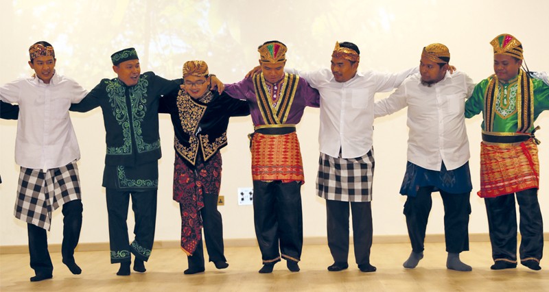 معهد السلطان قابوس لتعليم اللغة العربية يقيم أمسية ثقافية ويختتم برنامجه التدريبي