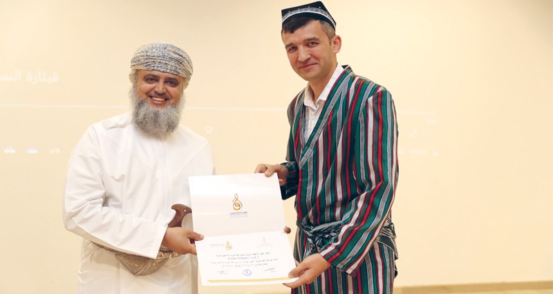 معهد السلطان قابوس لتعليم اللغة العربية يقيم أمسية ثقافية ويختتم برنامجه التدريبي