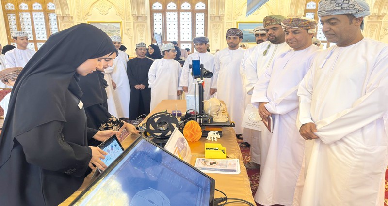 معرض الابتكار والإبداع الطلابي بمجالات التقنية بعبري