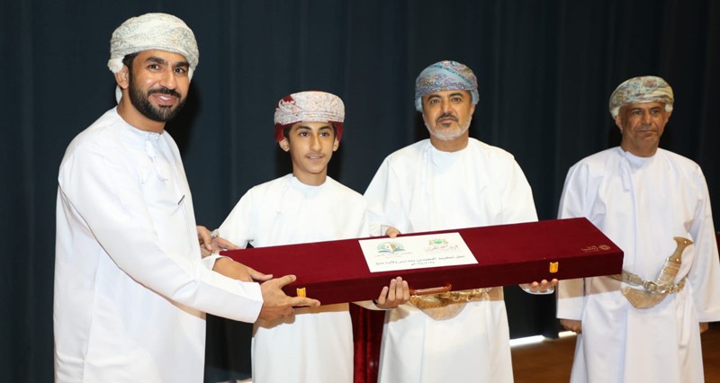 تكريم المجيدين من طلبة المدارس بولاية منح