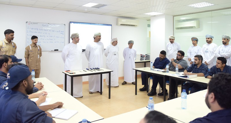 &laquo;الخدمات العامة&raquo; تتابع مبادرة توظيف الباحثين عن عمل فـي قطاع المياه والصرف الصحي