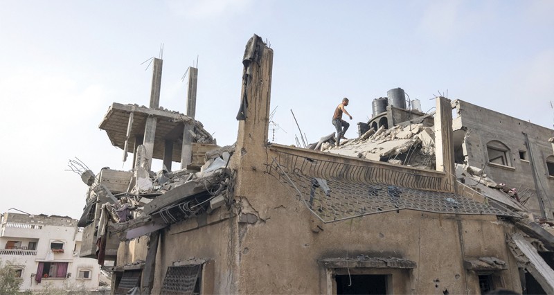 إسرائيل تواصل استهداف خيام النازحين بغزة وتحاصر المستشفى الأندونيسي