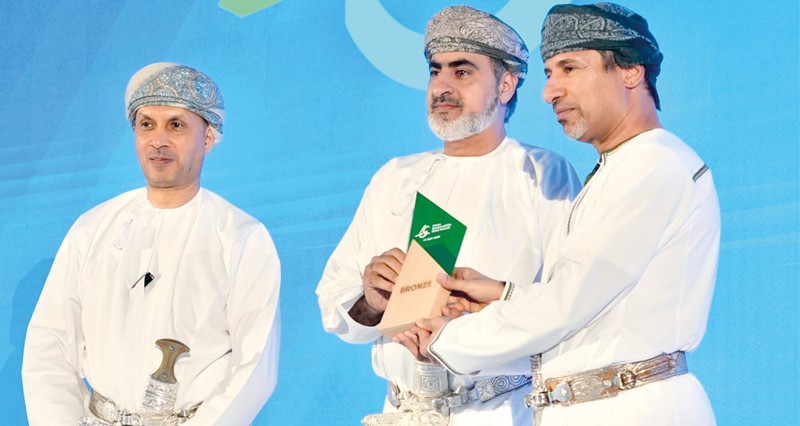 جامعة نزوى تحصد الجائزة البرونزية فـي أسبوع عمان للاستدامة