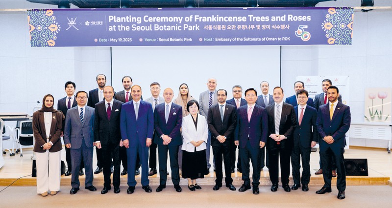 فعالية لزراعة شجرة اللبان وزهور رمزية بسفارة سلطنة عمان فـي كوريا