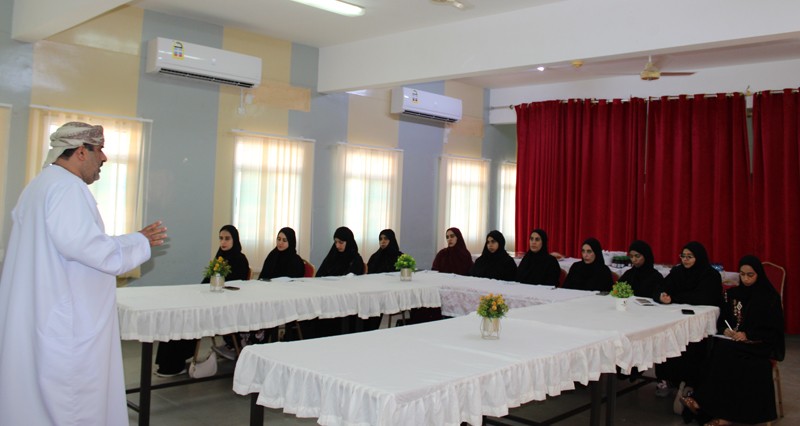 تنمية مهارات التحدث بالفصحى لمعلمات الصفوف الأولى بصحار