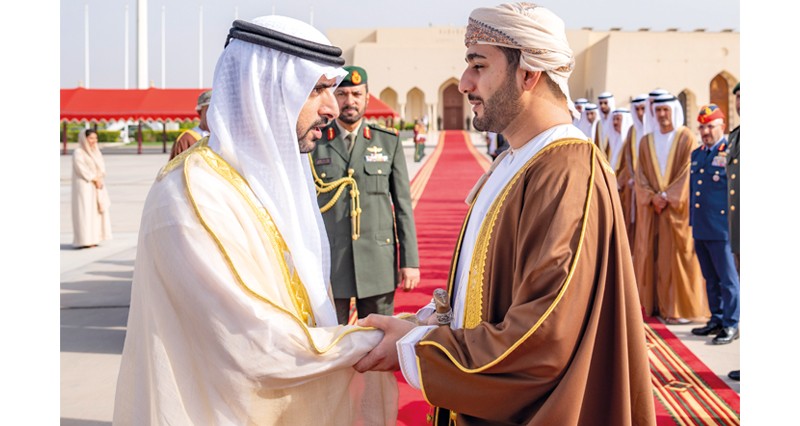 ذي يزن بن هيثم يقيم مأدبة غداء تكريما لولي عهد دبي