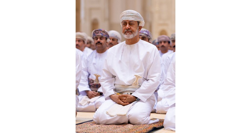 جلالة السلطان يؤدي صلاة العيد بجامع السلطان قابوس بنزوى
