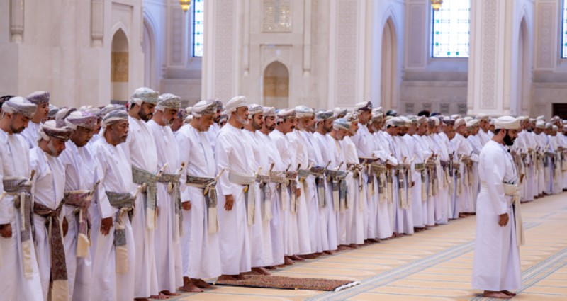 جلالة السلطان يؤدي صلاة العيد بجامع السلطان قابوس بنزوى