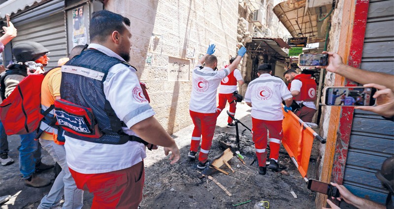 عشرات الشهداء فـي القصف المتواصل على غزة .. وقنص المجوعين بمصائد الموت