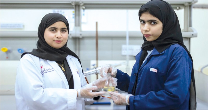 طلبة عمانيون يحولون بقايا القهوة إلى وقود حيوي نظيف