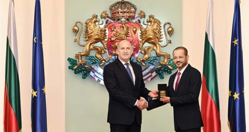 الرئيس البلغاري يقلّد وزير الخارجية العُماني وسام الشرف لرئيس الجمهورية