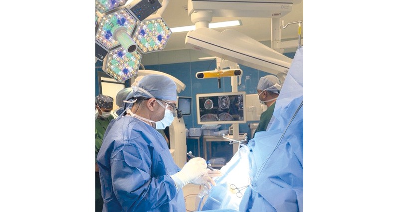 الأولى من نوعها في سلطنة عُمان ..  نجاح عملية استئصال ورم دماغي لمريض في حالة يقظة