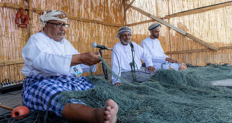 ملتقى الأشخرة يستقطب حرفيي صناعة &laquo;غزل الليخ&raquo; ومحبي التراث البحري