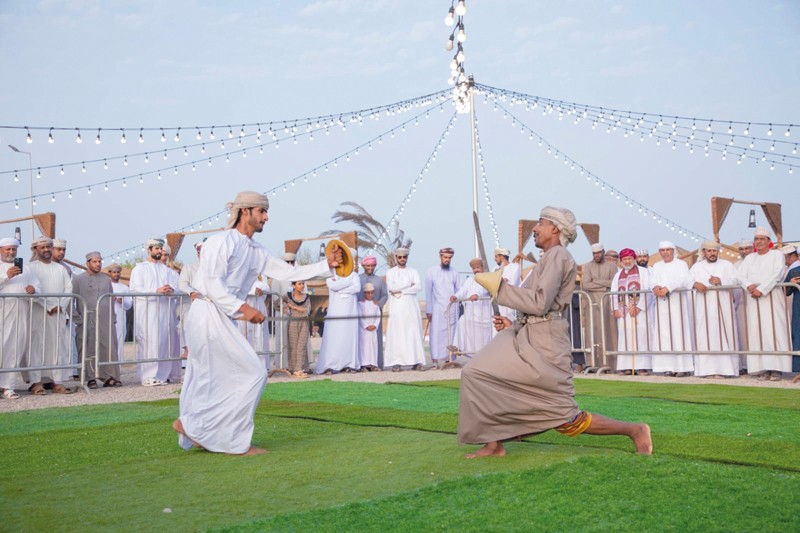 أجواء الأشخرة تواصل تألقها بعروض تراثية ومشاركات مجتمعية متميزة