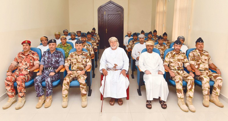 سعيد السالمي يزور برنامج الانضباط العسكري ويتابع أداء المشاركين