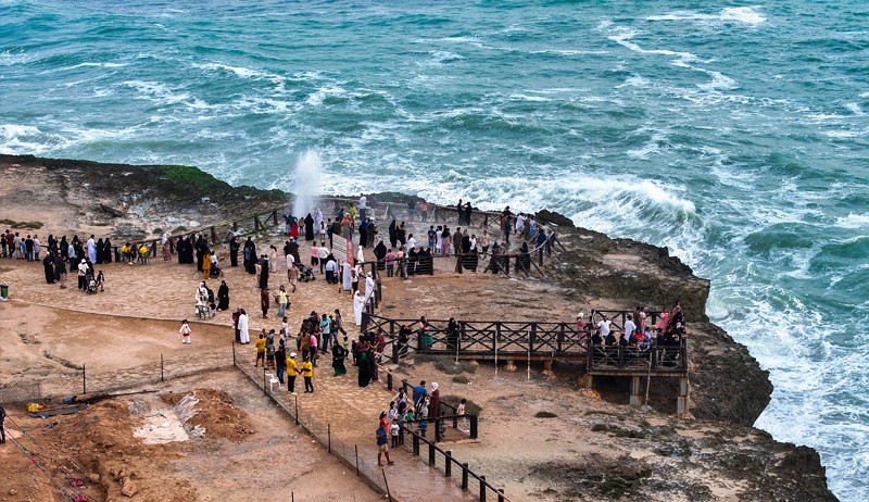 شواطئ محافظة ظفار تشهد حركة سياحية نشطة خلال موسم الخريف