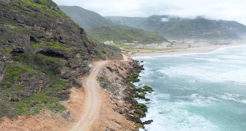 بدء شق طريق ترابي ساحلي بين ولايتي رخيوت وضلكوت