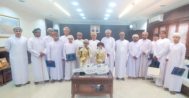 والي المصنعة يكرم الرماة المشاركين فـي بطولة خريف ظفار