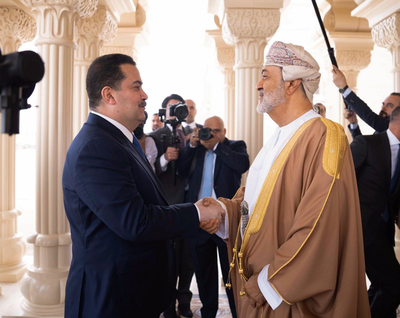 جلالة السلطان يبحث مع رئيس الوزراء العراقي أوجه التعاون والشراكة