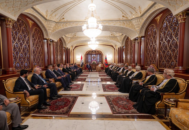 جلالة السلطان يبحث مع رئيس الوزراء العراقي أوجه التعاون والشراكة