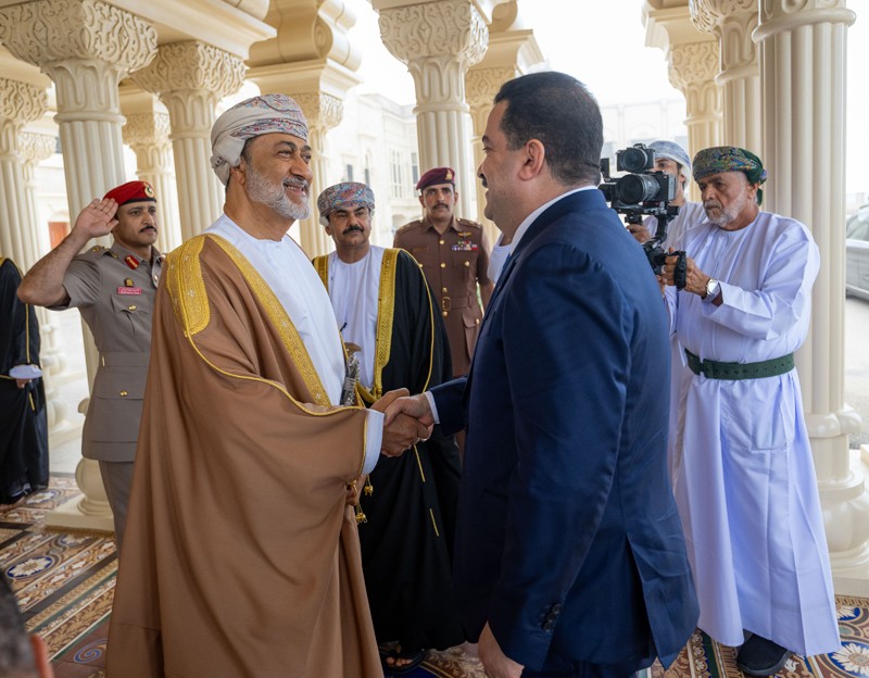 جلالة السلطان يبحث مع رئيس الوزراء العراقي أوجه التعاون والشراكة