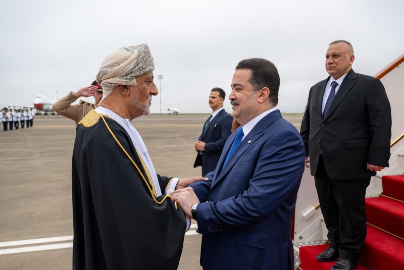 جلالة السلطان يبحث مع رئيس الوزراء العراقي أوجه التعاون والشراكة