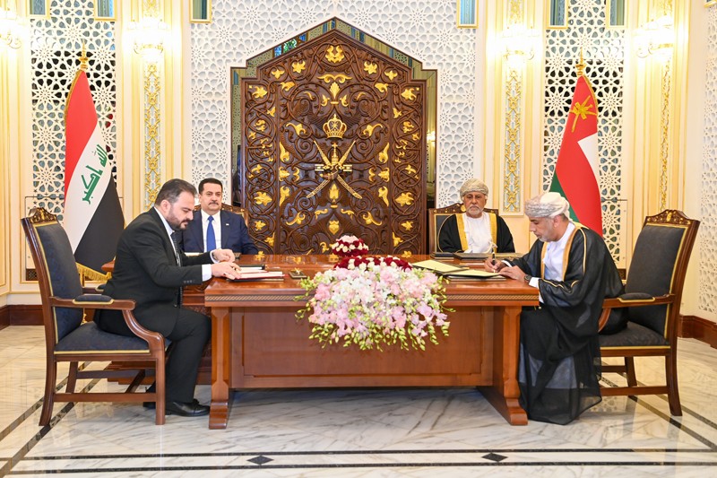 بحضور شهاب بن طارق ورئيس الوزراء العراقي.. سلطنة عُمان وجمهوريّةُ العراق توقّعان على اتفاقيتين و24 مذكرة تفاهم في مختلف المجالات