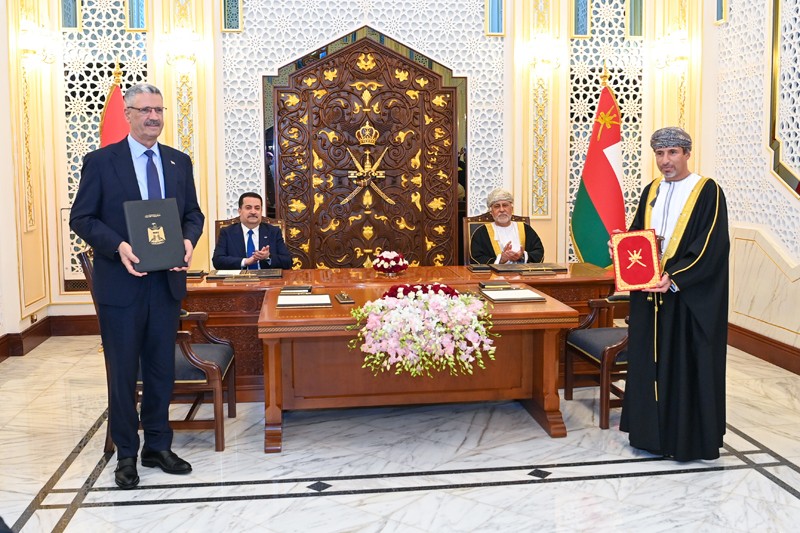 بحضور شهاب بن طارق ورئيس الوزراء العراقي.. سلطنة عُمان وجمهوريّةُ العراق توقّعان على اتفاقيتين و24 مذكرة تفاهم في مختلف المجالات