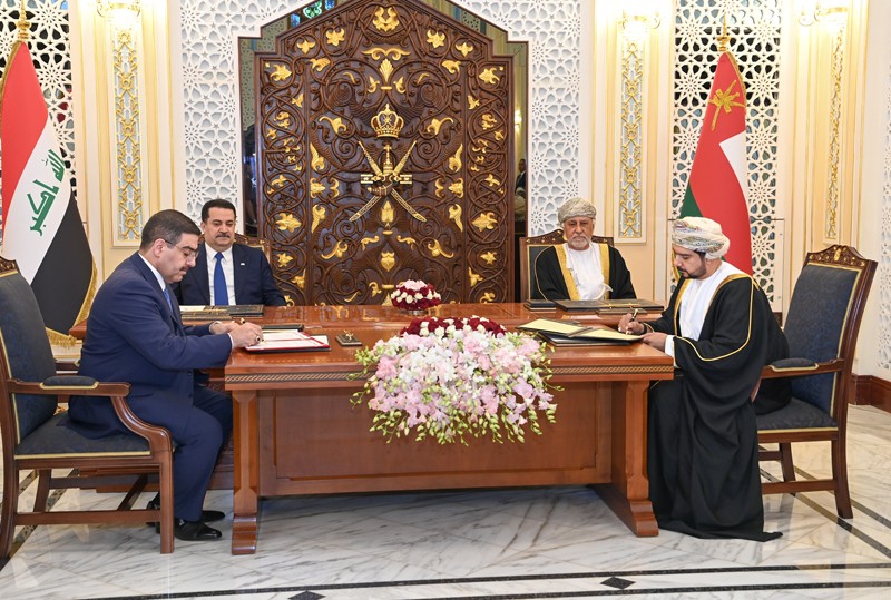 بحضور شهاب بن طارق ورئيس الوزراء العراقي.. سلطنة عُمان وجمهوريّةُ العراق توقّعان على اتفاقيتين و24 مذكرة تفاهم في مختلف المجالات