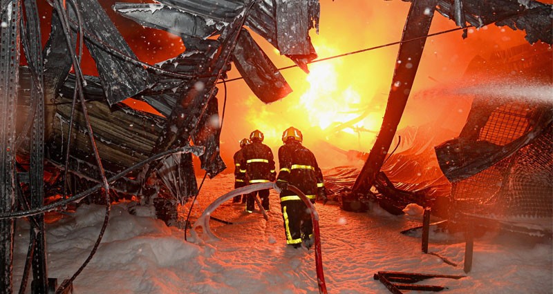 إخماد حريق فـي مخزن بمنطقة غلا الصناعية دون تسجيل إصابات