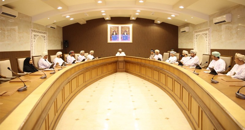 مناقشة الموضوعات التنموية والخدمية فـي الداخلية والظاهرة