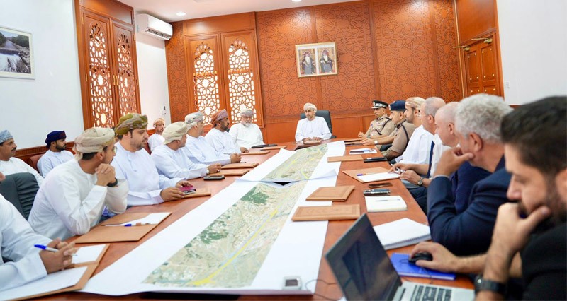 استعراض مشروع تأهيل طريق &laquo;الحزم ـ الوشيل&raquo; بالرستاق