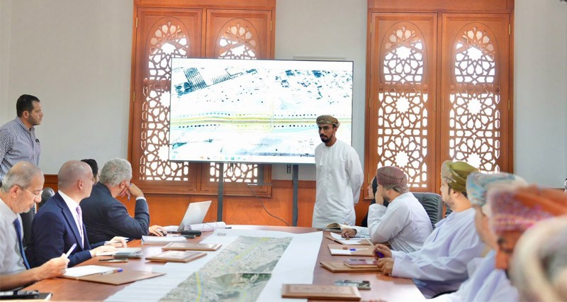 استعراض مشروع تأهيل طريق &laquo;الحزم ـ الوشيل&raquo; بالرستاق