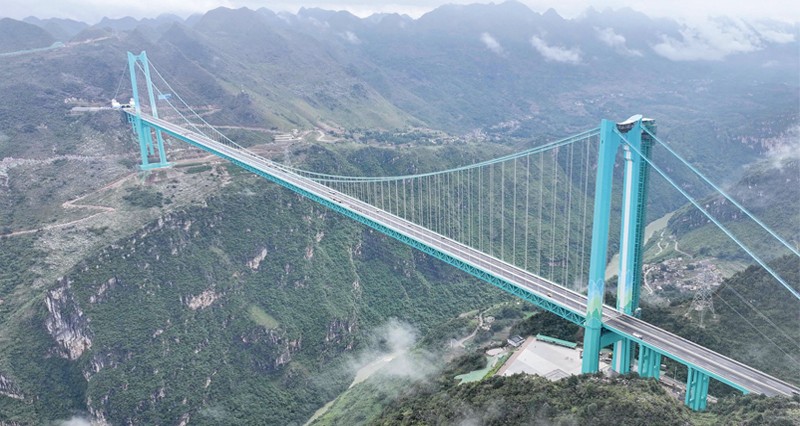 الصين تفتتح أطول جسر معلق فـي العالم يختصر الساعتين إلى دقيقتين
