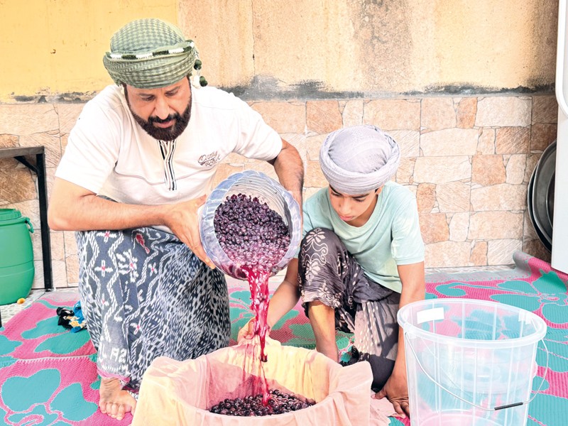 صناعة خل البكر.. مصدر دخل اقتصادي للمزارعين فـي الجبل الأخضر