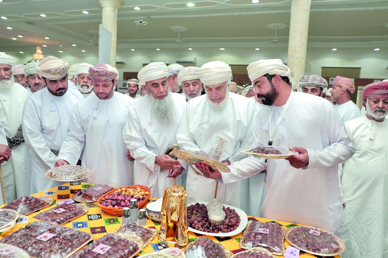 بدء معرض التمور والعسل بعبري