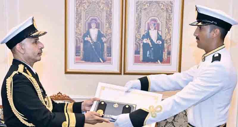 قائد البحرية السلطانية العمانية يسلم البراءة السلطانية وشهادات التخرج لدورتي الضباط