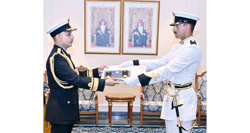 قائد البحرية السلطانية العمانية يسلم البراءة السلطانية وشهادات التخرج لدورتي الضباط