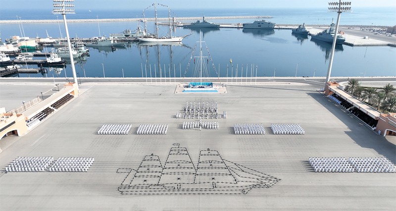 ذي يزن بن هيثم يرعى احتفال البحرية السلطانية العمانية بيومها السنوي