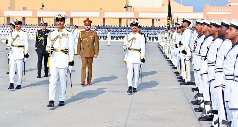 ذي يزن بن هيثم يرعى احتفال البحرية السلطانية العمانية بيومها السنوي