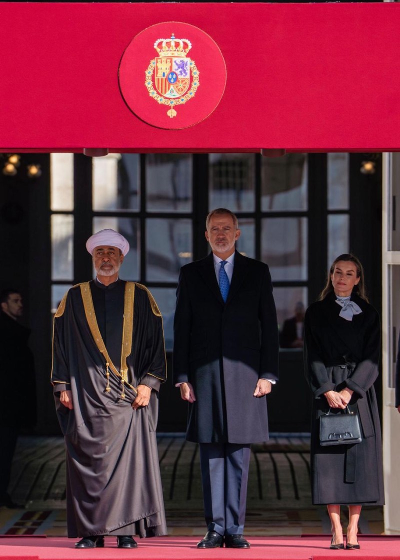 مراسم استقبال رسمية لجلالة السلطان بالقصر الملكي بمدريد .. وجلالته وملك إسبانيا يتبادلان الأوسمة والهدايا التّذكارية