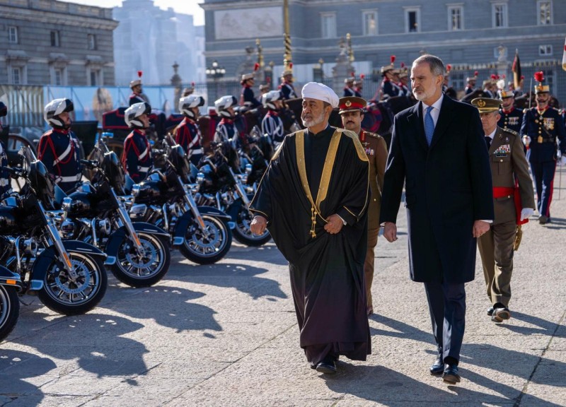 مراسم استقبال رسمية لجلالة السلطان بالقصر الملكي بمدريد .. وجلالته وملك إسبانيا يتبادلان الأوسمة والهدايا التّذكارية