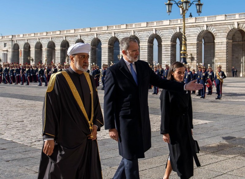 مراسم استقبال رسمية لجلالة السلطان بالقصر الملكي بمدريد .. وجلالته وملك إسبانيا يتبادلان الأوسمة والهدايا التّذكارية