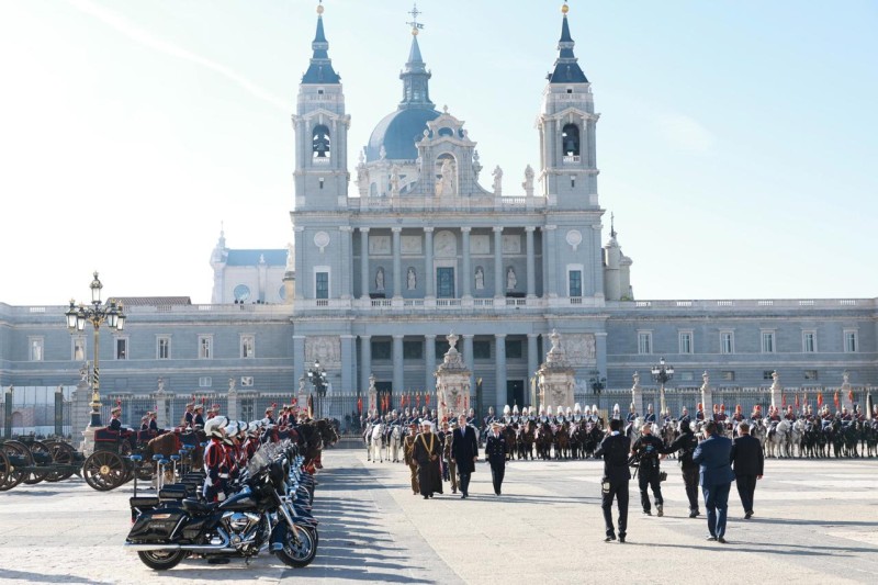 مراسم استقبال رسمية لجلالة السلطان بالقصر الملكي بمدريد .. وجلالته وملك إسبانيا يتبادلان الأوسمة والهدايا التّذكارية