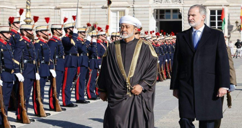 مراسم استقبال رسمية لجلالة السلطان بالقصر الملكي بمدريد .. وجلالته وملك إسبانيا يتبادلان الأوسمة والهدايا التّذكارية