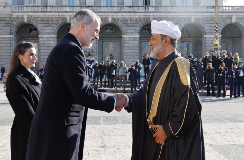 مراسم استقبال رسمية لجلالة السلطان بالقصر الملكي بمدريد .. وجلالته وملك إسبانيا يتبادلان الأوسمة والهدايا التّذكارية