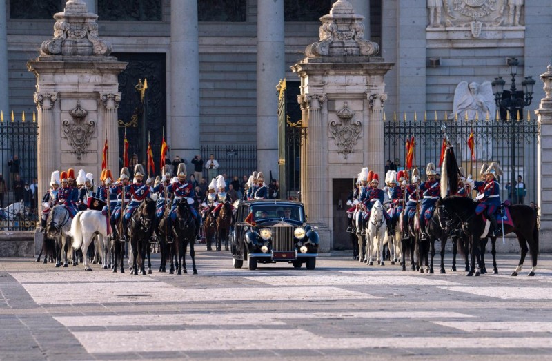 مراسم استقبال رسمية لجلالة السلطان بالقصر الملكي بمدريد .. وجلالته وملك إسبانيا يتبادلان الأوسمة والهدايا التّذكارية