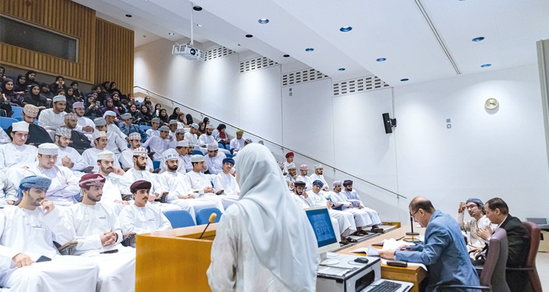 اختتام الموسم الخامس عشر لمسابقة شاعر الخليل بجامعة السلطان قابوس