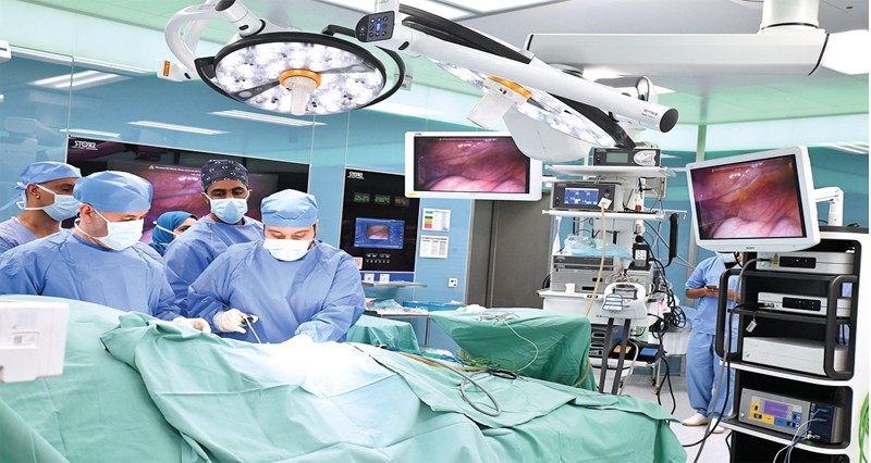 نجاح أول عملية باستخدام الروبوت الجراحي فـي المستشفى السلطاني