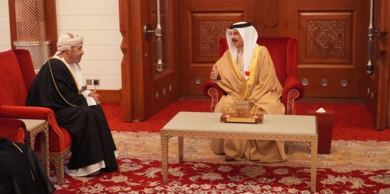 ملكُ البحرين يستقبل وزير الداخلية